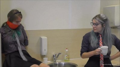 معتاد / گره خورده و دهان بسته / بانویی در پریشانی